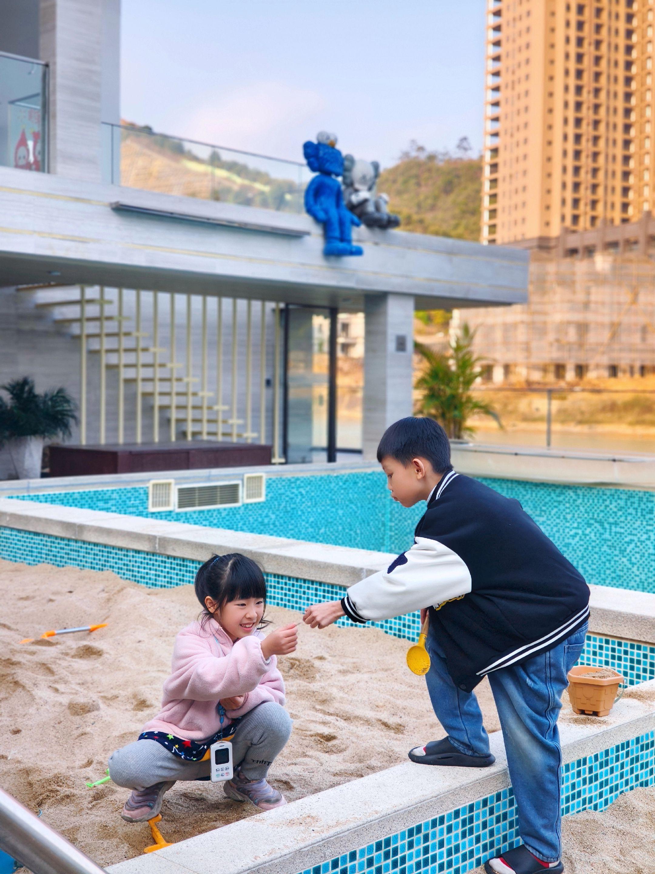 熹乐谷旁的亲子酒店，真正实现躺平遛娃 两家带娃出游，这次在熹乐谷旁的特...