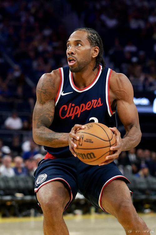 网页链接科怀-伦纳德接受媒体采访，谈及新球员更快的比赛风格是否适应自己他表示：“