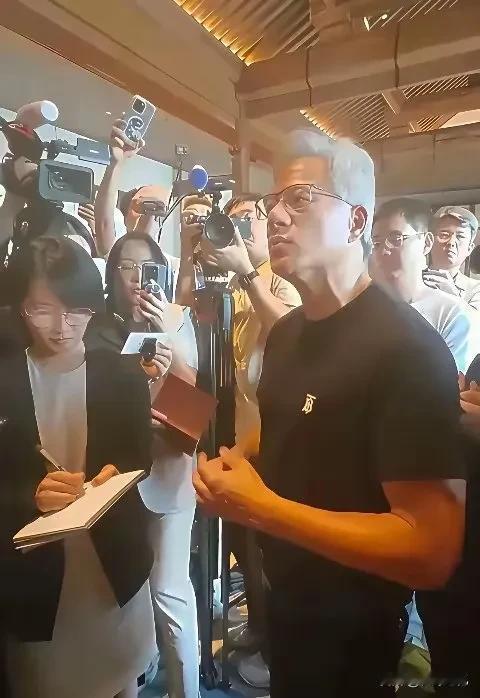其实华为的芯片技术年初就已经达到 H20 水平了，所以黄仁勋7月就急三火四来华推