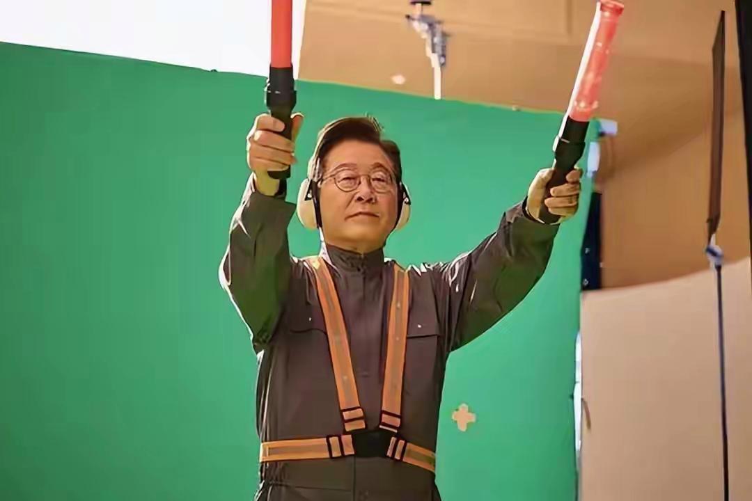 李在明和机器人握手，手拿棒子运动感十足，这个韩国总统有点意思。 