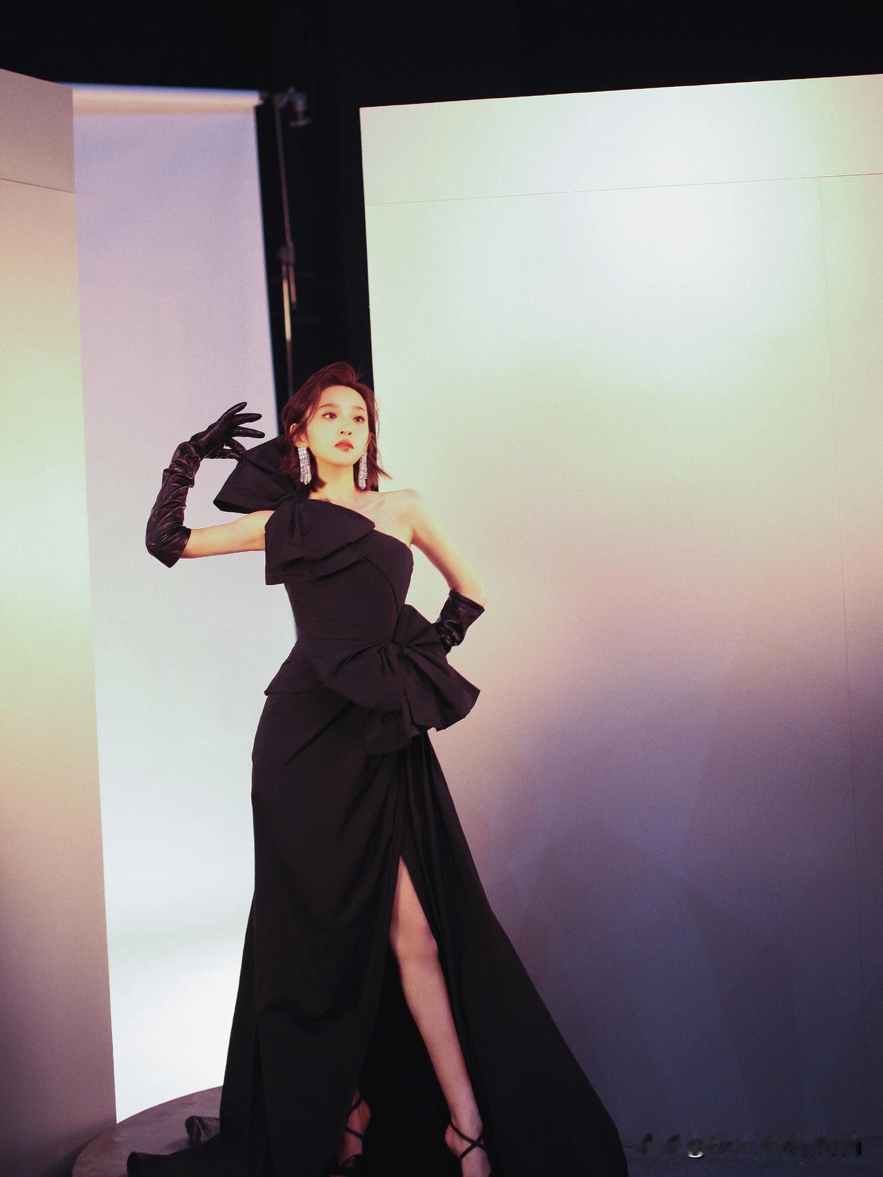 唐艺昕甜妹变身冷艳御姐太惊艳！
一袭黑色斜肩拖尾礼裙，立体花朵装饰点缀肩腰，打破