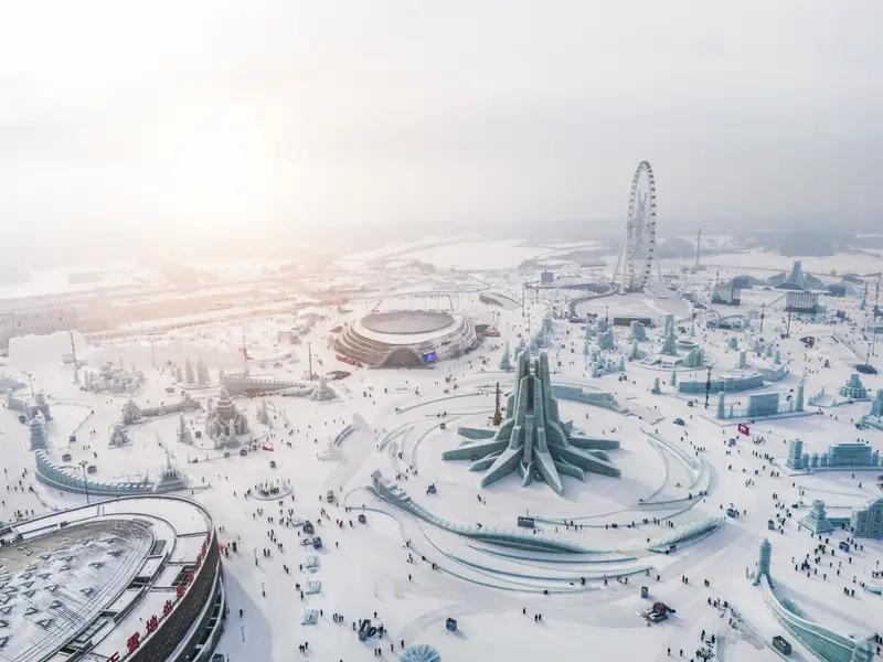 大寒到了，哈尔滨冰雪大世界却玩出了“大寒不寒”的新花样。20号大寒当天，“冰雪温