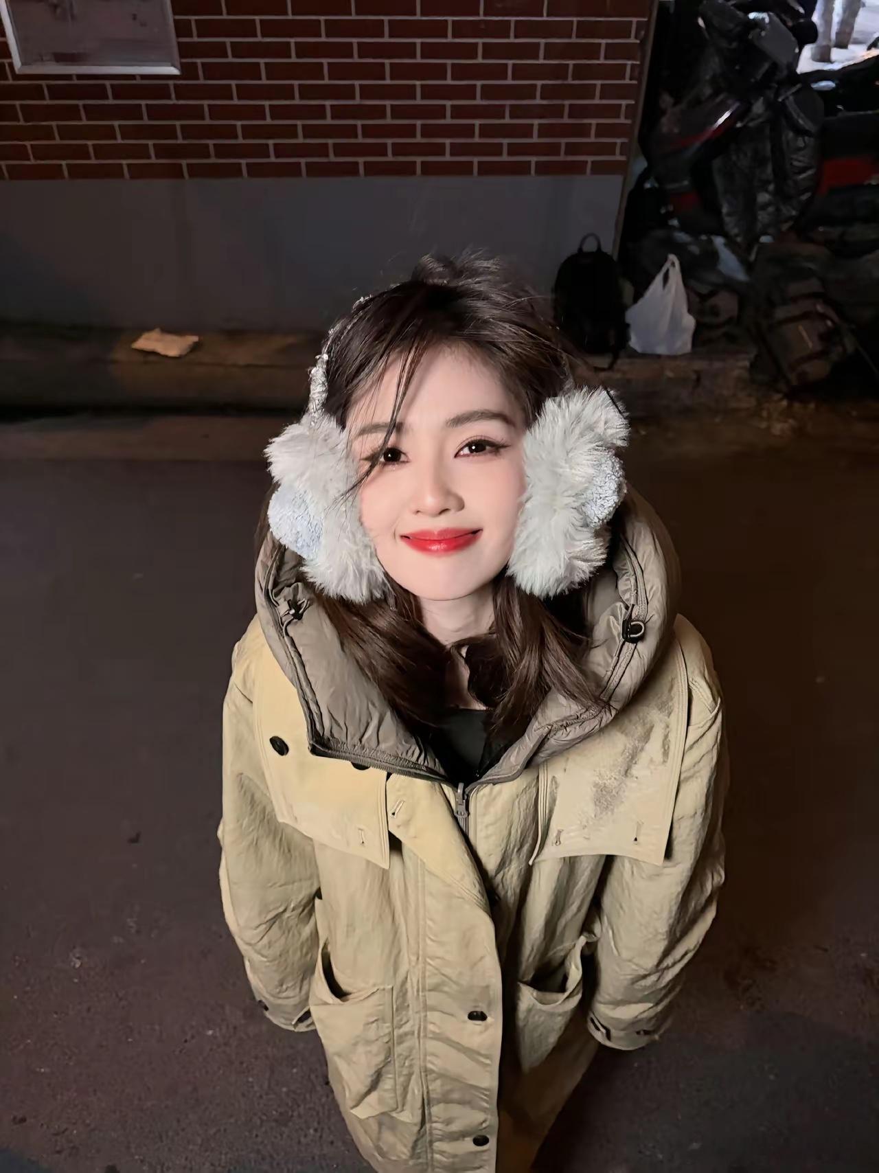 观众们都很喜欢白鹿原因很简单不是因为她有流量推送，而是她自身就是一个很努力的人白