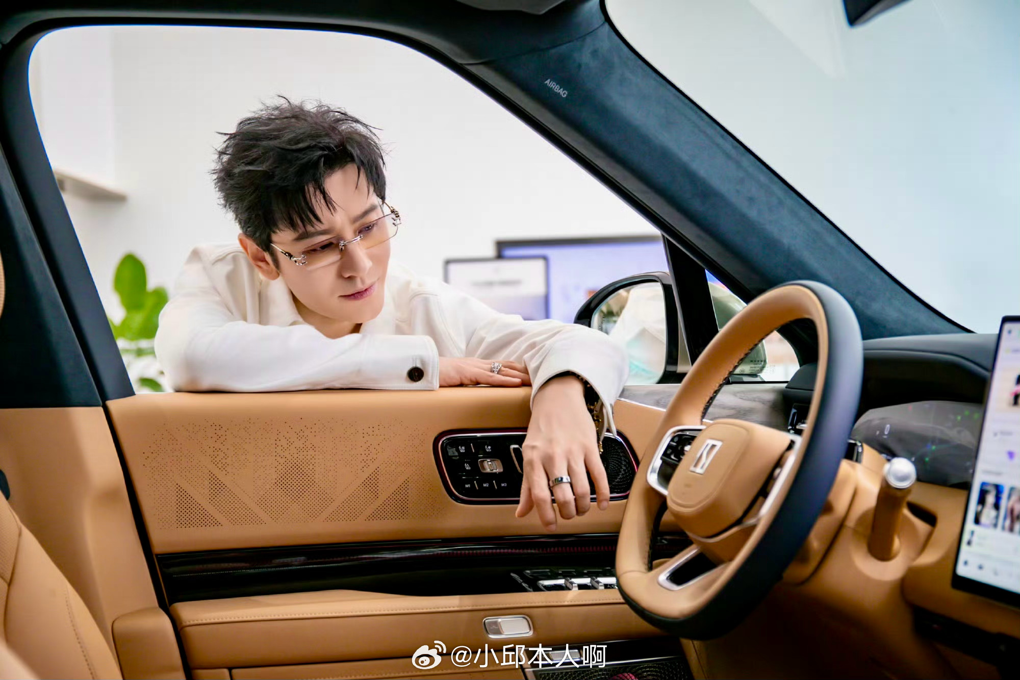 黄晓明点赞极氪9X外观正大光明黄晓明回青岛看车，当场被极氪9X五座版圈粉，一句“