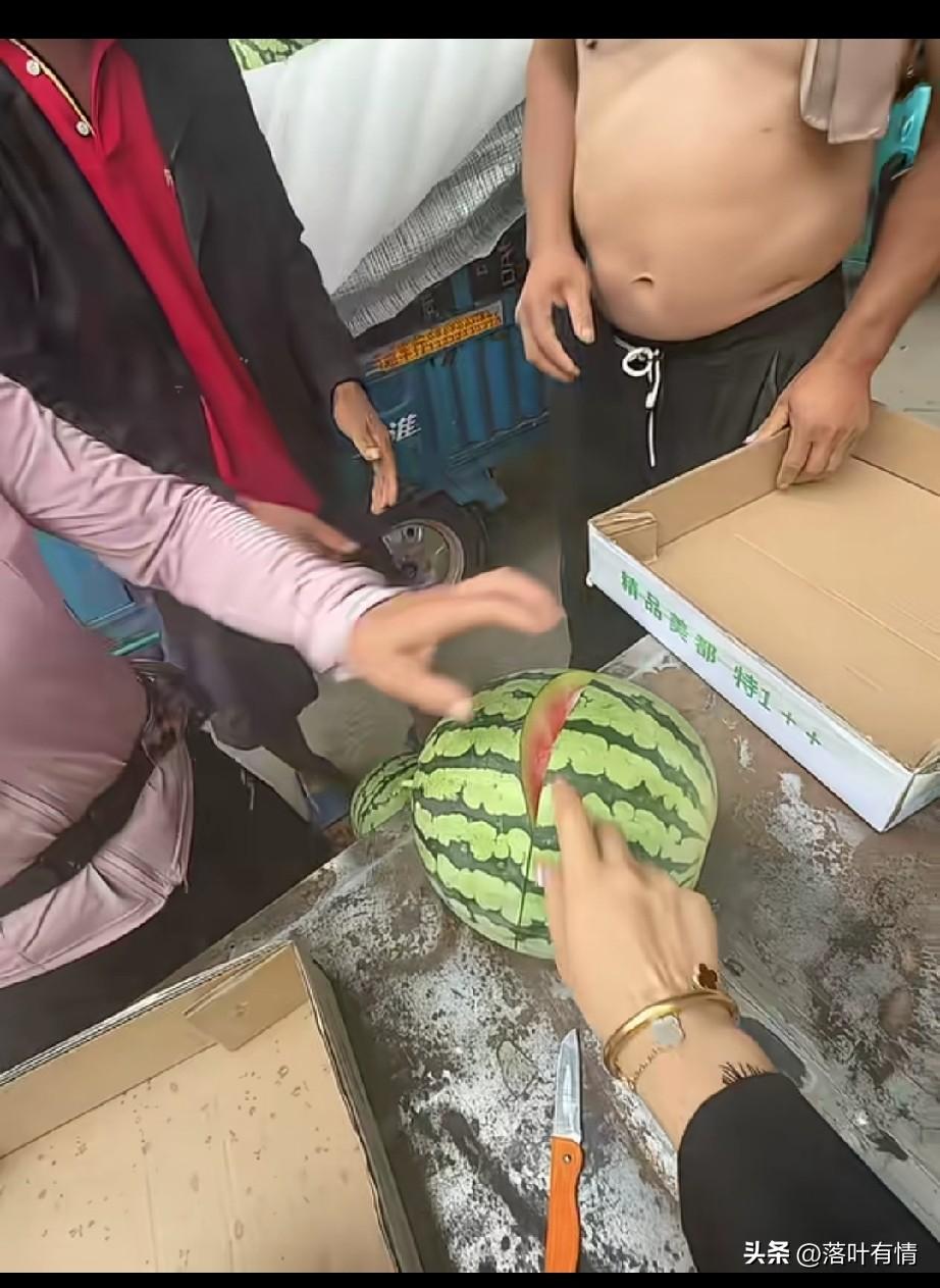 第一次听说有验瓜师这个职业，
市场上来了一位收瓜的人，
很多农户们都争抢着让她收