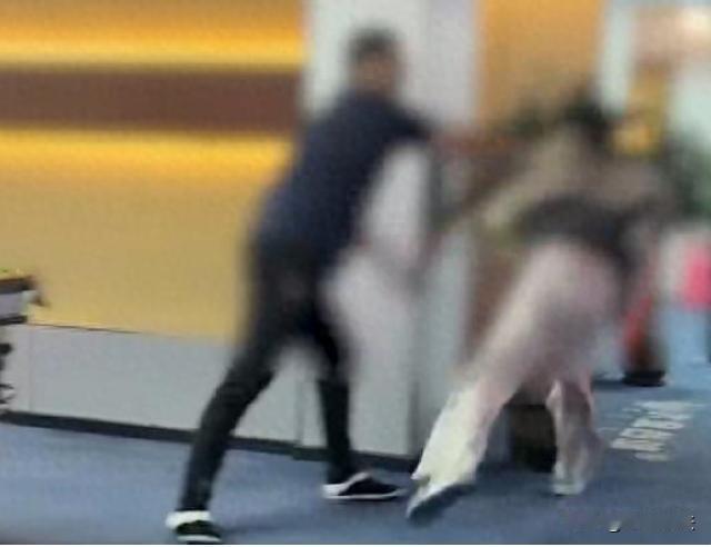 广西防城港，女子在一家台球厅工作，作为服务人员工作也是非常辛苦，但是老板却拖欠工