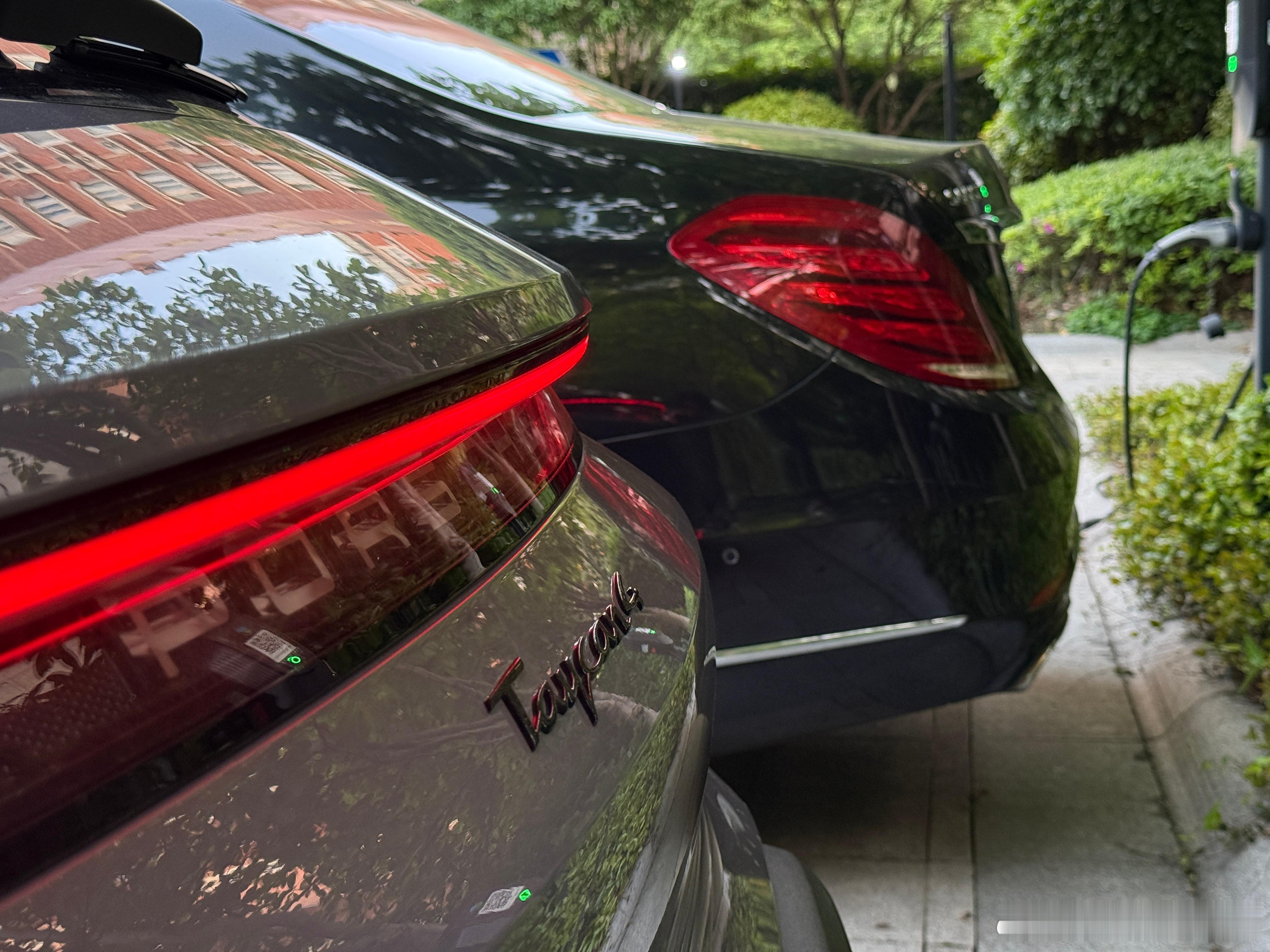 斯图加特汽车厂就应该像石榴籽一样紧紧拥抱在一起！这次拿到选配了PAR主动悬架的保