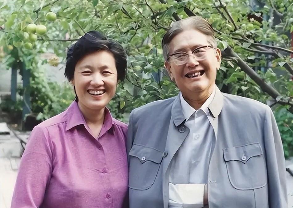 乔冠华的儿子乔宗淮，直至继母章含之离世，始终没有与其和解、主动修复关系。从搬离乔