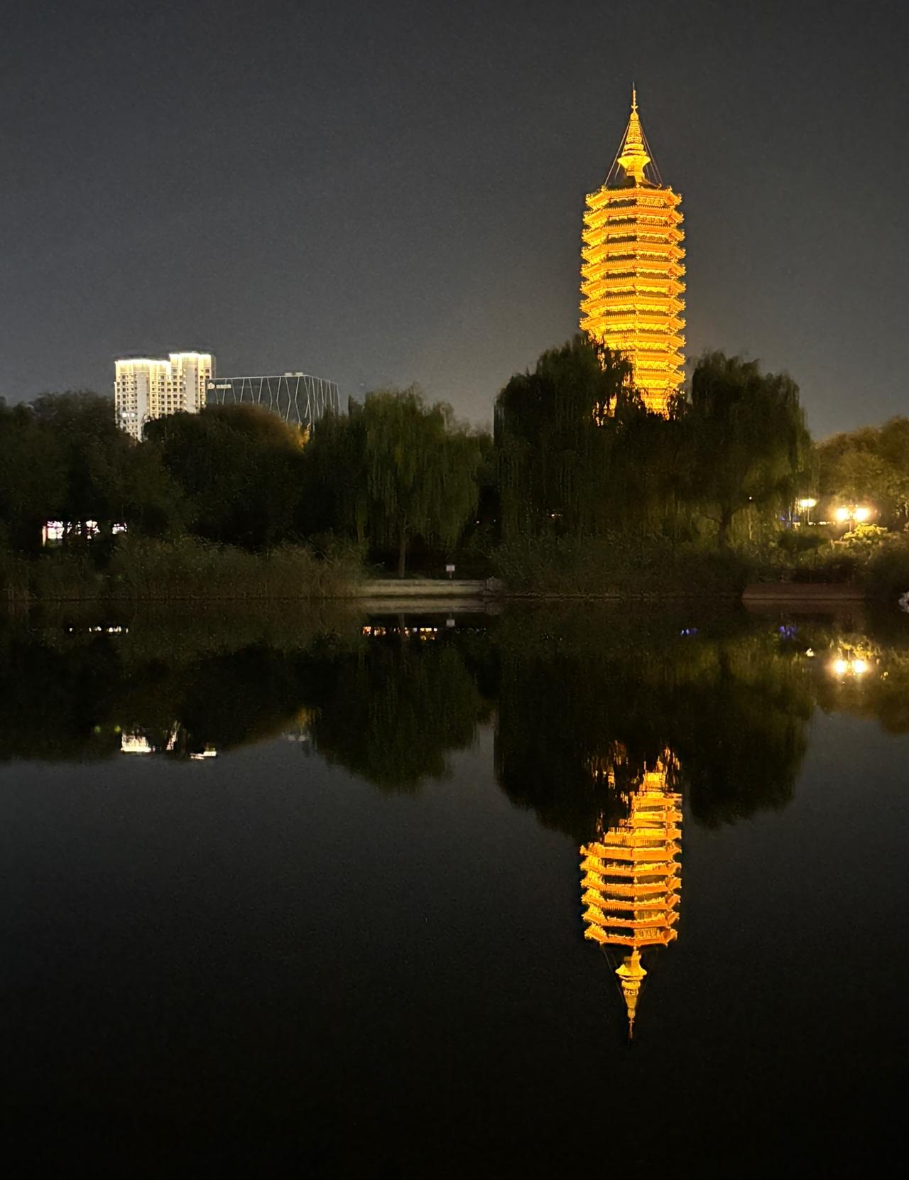 有个问题我一直没搞懂，短剧一集一两分钟，一般几十集，大概两三个小时，为什么不直接