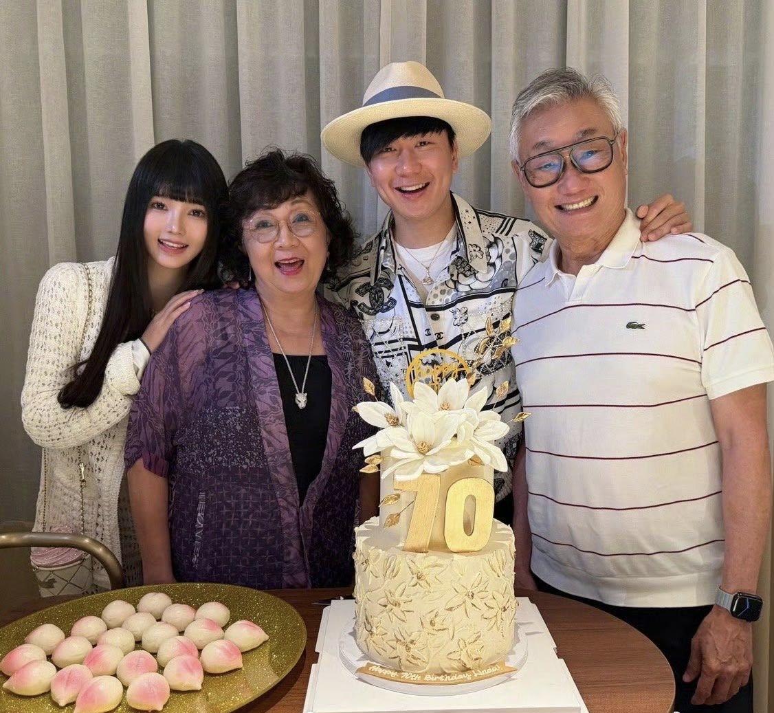 林俊杰在微博上正式官宣了和23岁女友七七的恋情，还晒出了和女友、父母一起为林妈妈