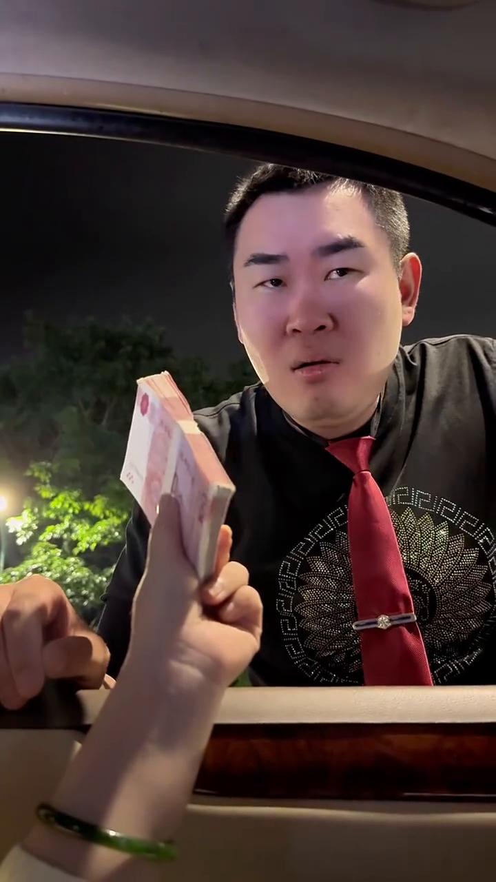 车窗摇下来，这里不让停车，抓紧开走。瞧不起谁？抓紧开走，只可以停5分钟，5分钟以