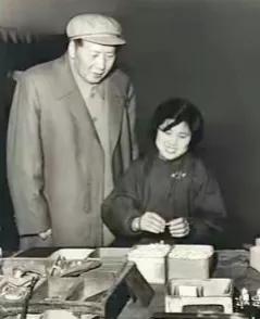 一张珍贵的老照片。
这是一张毛主席和乡村卫生站的赤脚医生，在谈论着工作事宜。#老