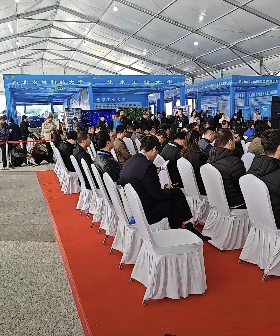 现在越来越多实体店关门了，尤其是卖菜的、早餐店这些日常店铺。大家总说网上购物方便