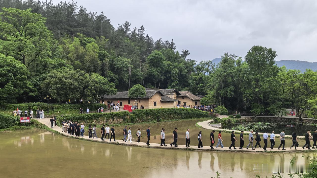 【十楼杂记】跟团一日游韶山。行程安排嫌啰嗦，多少有些踩坑。
韶山最主要的是故居