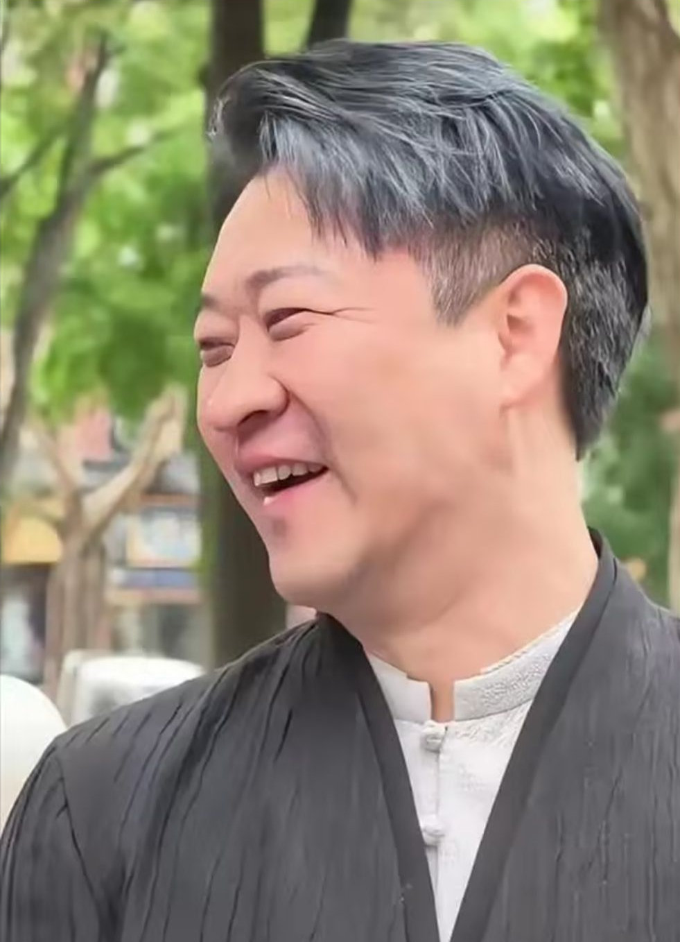 明星断崖式衰老，曹云金满头白发似小老头，周里京邱泽像换了个人 