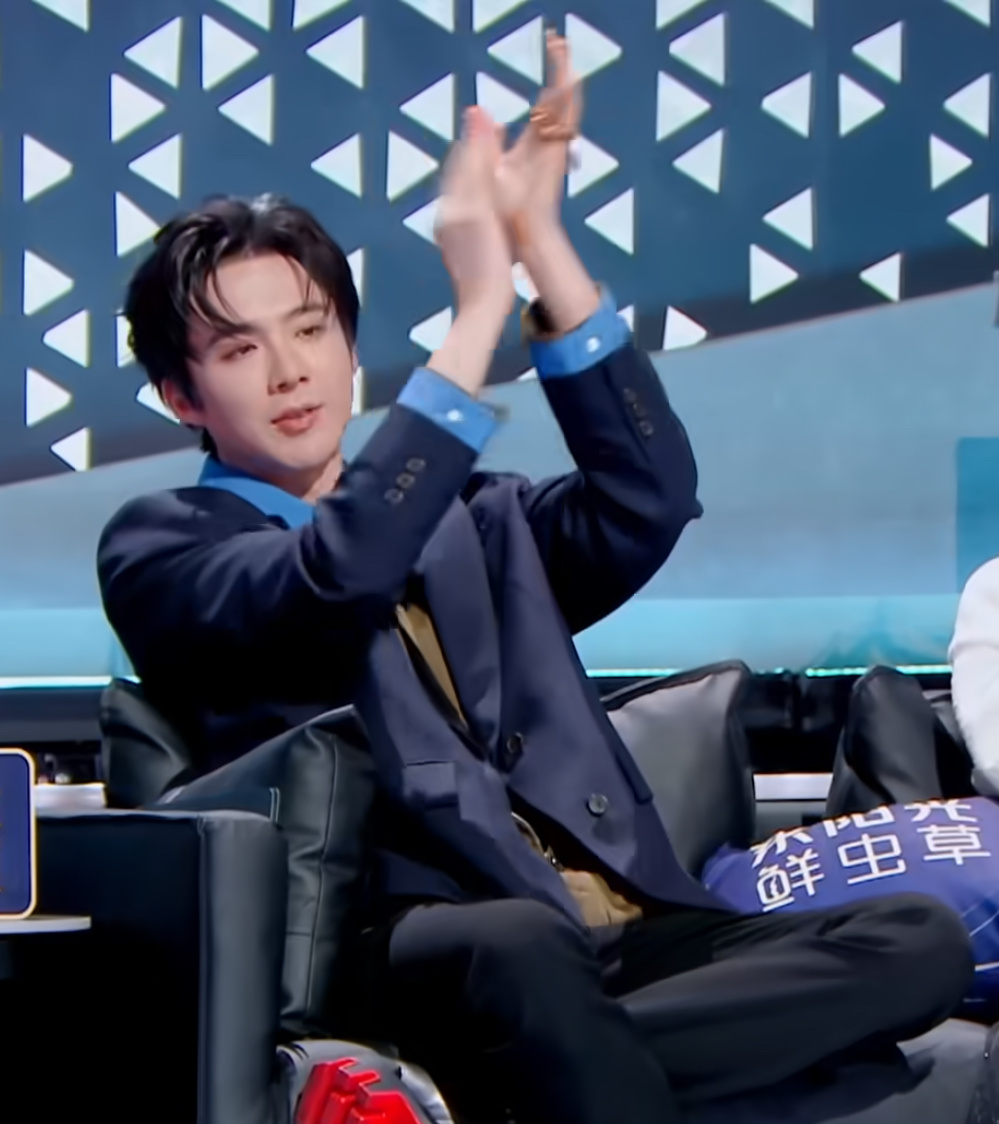 盘腿就上炕了啊 ​​​