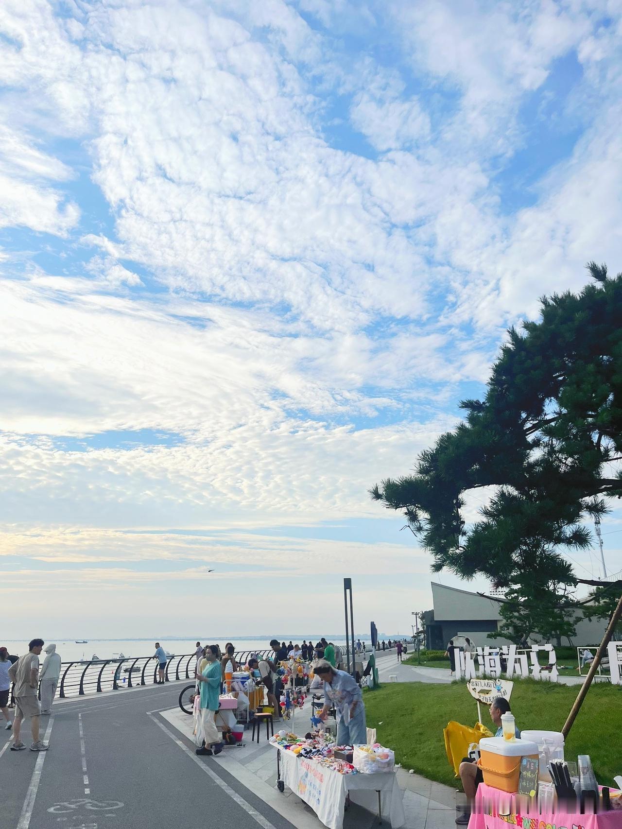 夏日的天空，有说不完的情话和故事。