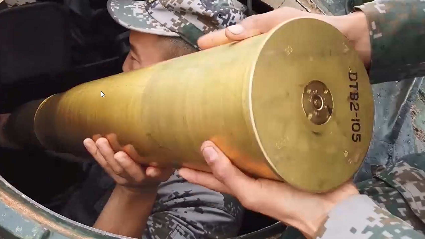 63A两栖水柜炮弹底部的文字：DTB2-105（杀爆弹？），弹头装药TNT，这个