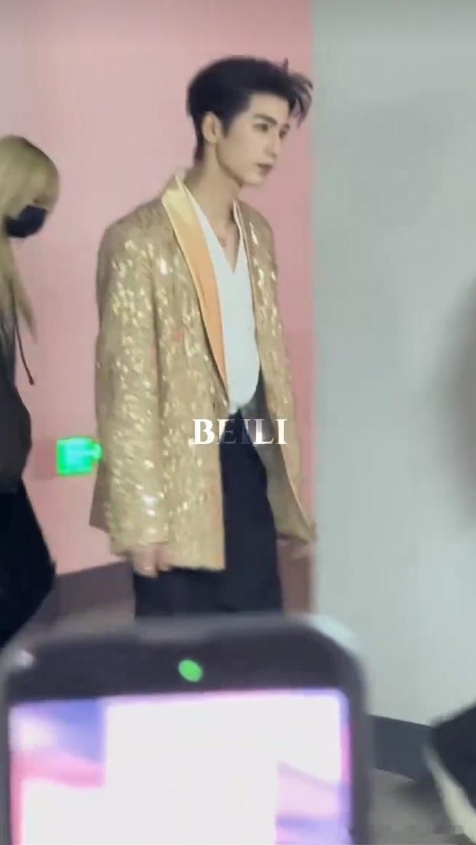 张凌赫金西装张凌赫亮片金西装张凌赫身着亮片金西装，这款金西装直接拉满了氛围感 