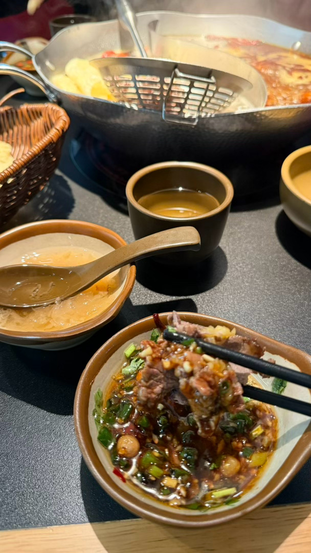 其实是昨天半夜吃了牛肉火锅！今天吃了开封菜，今早起来肚子都是鼓鼓的 ​​​