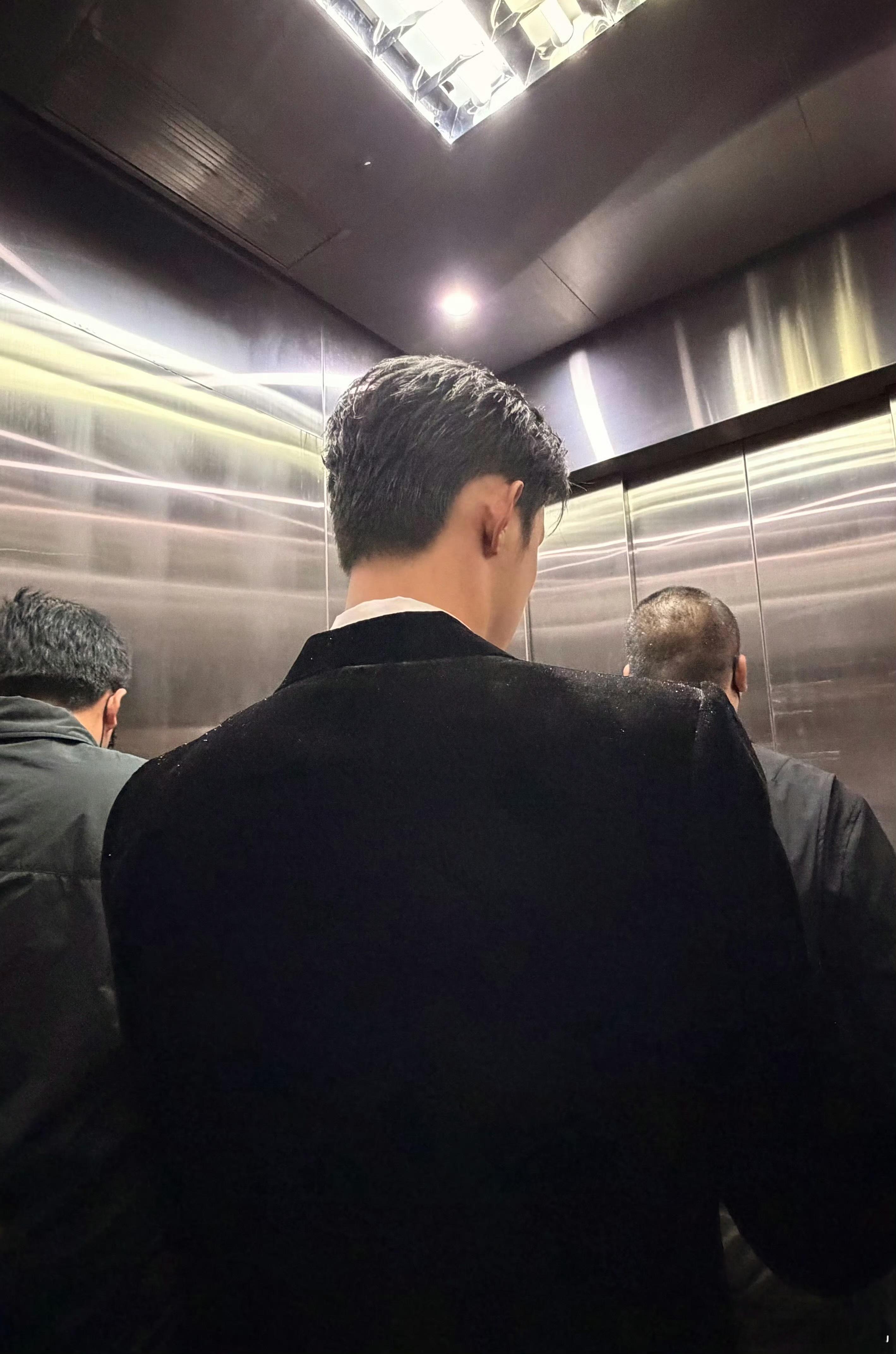 女友视角解锁和黄景瑜过情人节 蹦蹦跳跳牵着手的描述，让整个画面都灵动起来。严肃外