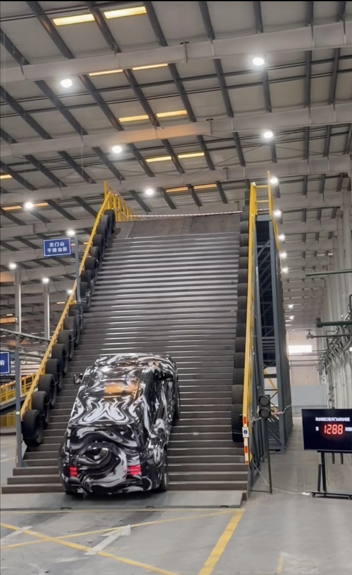 比亚迪把张家界天门山天梯复刻进了厂房，进行极限测试。
比亚迪在自家工厂厂房内1: