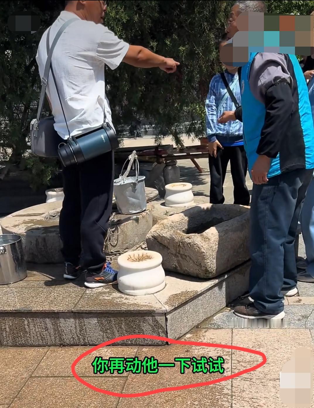 5月1日，山东青岛灵珠山菩提寺内，孩子在深水井边玩耍，这位老年义工怕孩子掉进水井