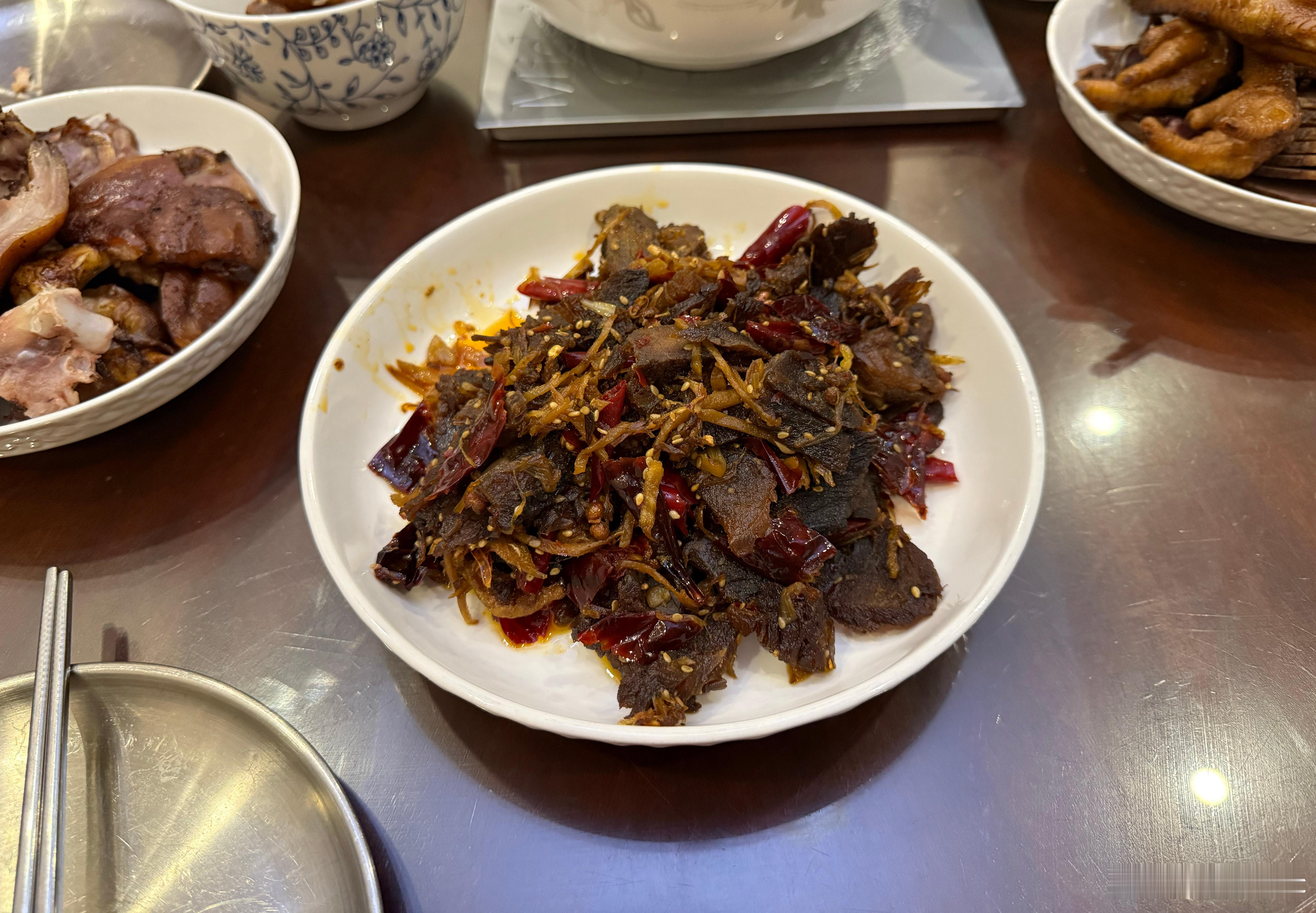 我爹自制“香椒牛肉”工序略微复杂，比较费时，要弄几天[笑cry]，大概就是先腌制