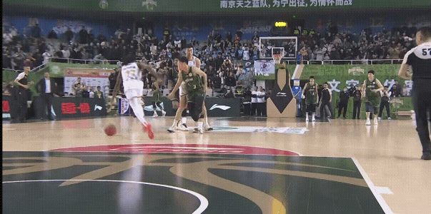 深圳男篮小外援史密斯真的是高级货，加时赛最后时刻三分绝平，双方进入第二个加时，下