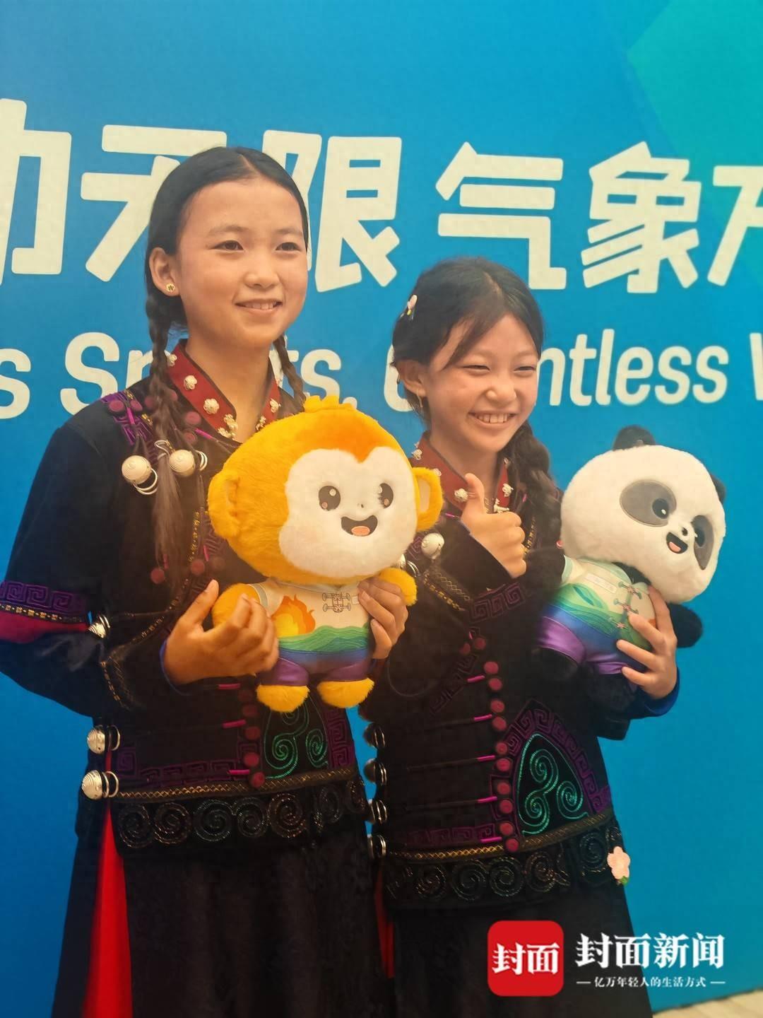 大凉山妞妞“唱”上世运会：从山沟沟到世界C位，这群娃的歌声让全网破防！
当成都世