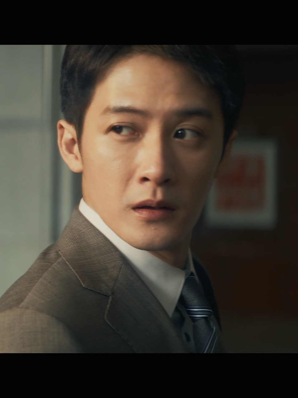 檀all  夜深露重的时候，李淇才结束了一天的工作回家，看见妻子手里拿着敞开的书