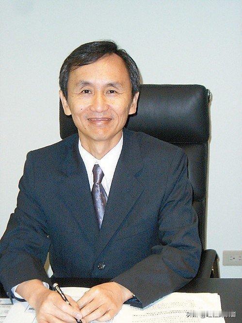 吴子嘉早年曾是绿营人士，但后来转变立场，公开反对“台独”，坚持一个中国原则，是反