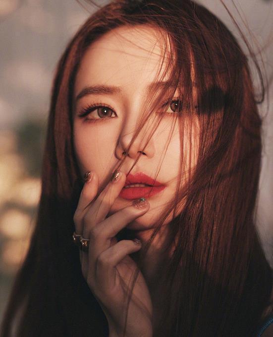 戚薇大方承认医美过度 戚薇直播时称因打肉毒过量造成“吊梢眼”，整个眉毛完全动不了