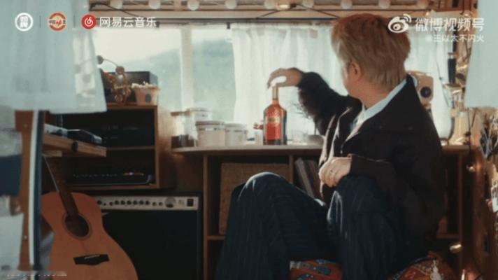 宝子们～我被劲酒这波音乐企划狠狠戳中啦✨从林依轮《青春》里青年与中年的跨代同频，