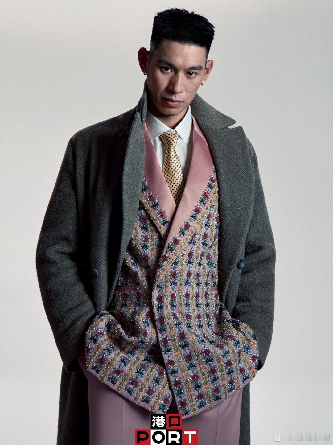 林书豪格纹大衣碰撞彩色马甲，绅士与雅痞在时光里共舞。萌犬仰头讨食的瞬间，温柔是藏