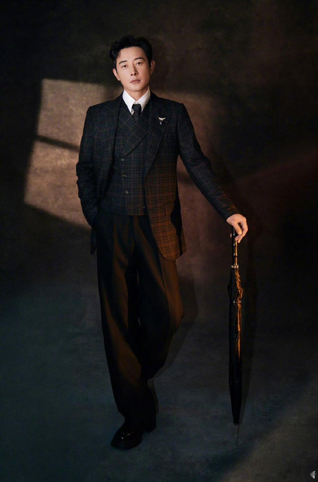 罗晋瘦了好多 看片会现场的晋哥让人心疼又期待！瘦出的沧桑感完美贴合角色，化学博士