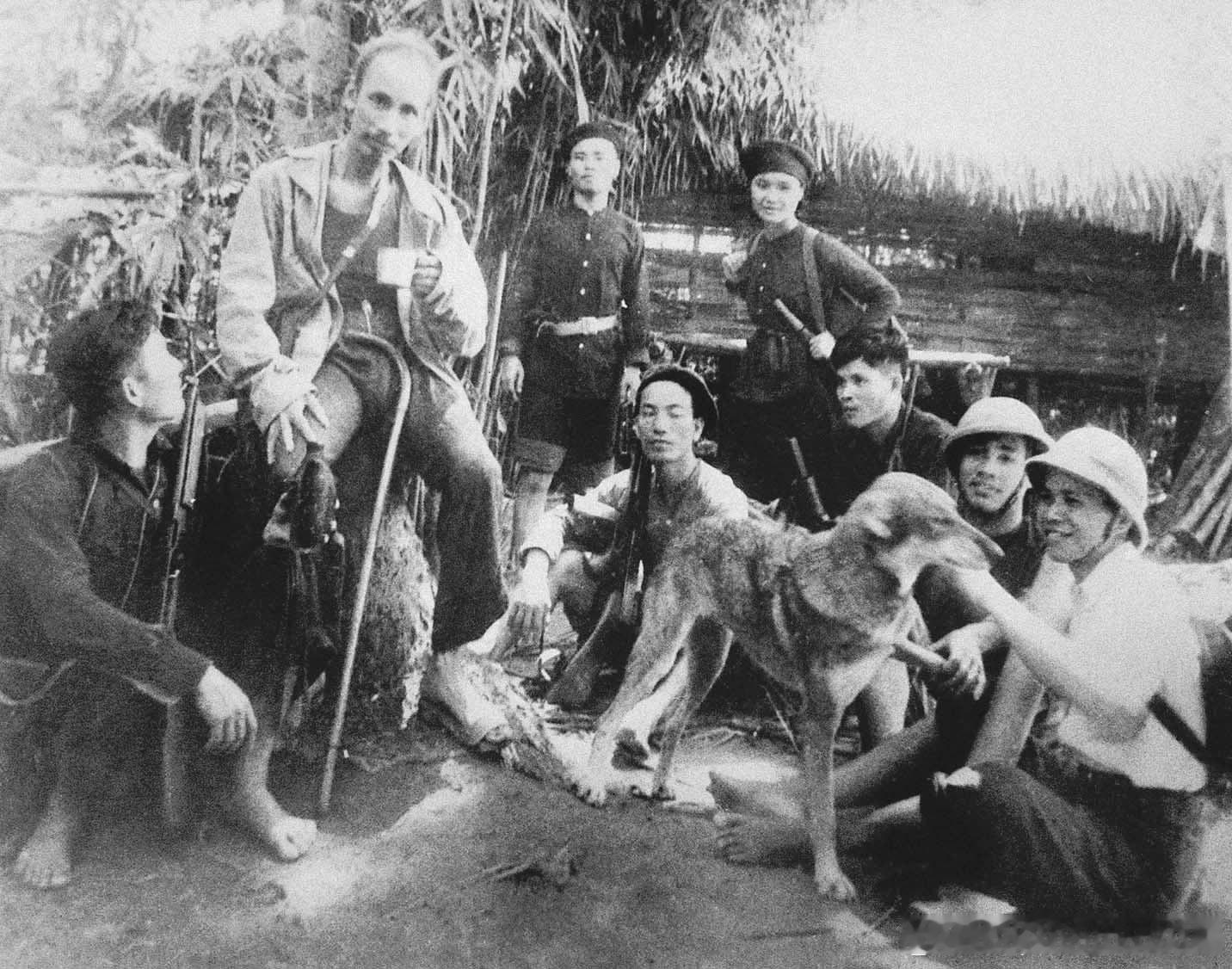 1947年胡志明在去Đèo Khế德溪、太原到宣光的路上历史影像 ​​​