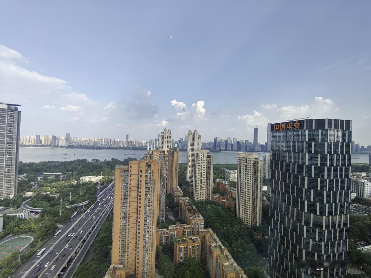 站在29层高楼之巅，俯瞰着江边鳞次栉比的大厦。恍惚间，仿若窥见了自己未来那跌宕起