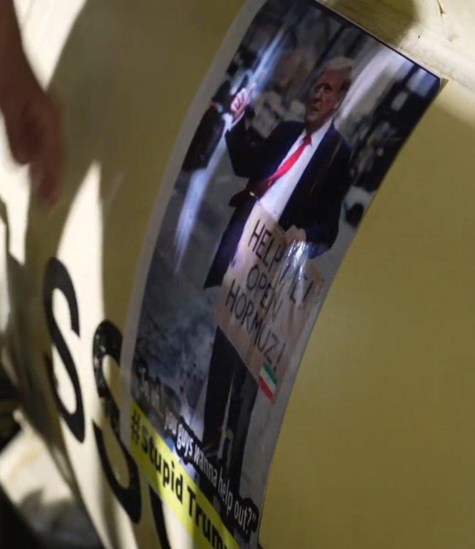 伊朗发布的宣传视频中显示，一枚射向以色列的导弹上贴着特朗普照片并且配文恳求开放霍