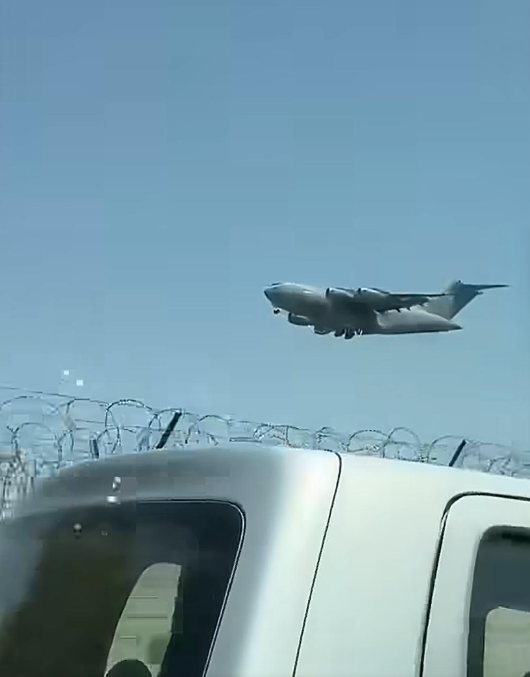 美国和伊朗又准备谈判了。美军C17运输机拉着大量设备降落在巴基斯坦努尔汗空军基地