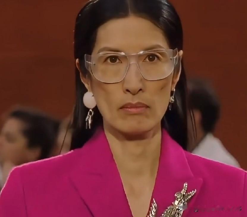 52岁方才出道的模特黄现喜，真正诠释了女性最美好的姿态。身为纪梵希家族的华人儿媳