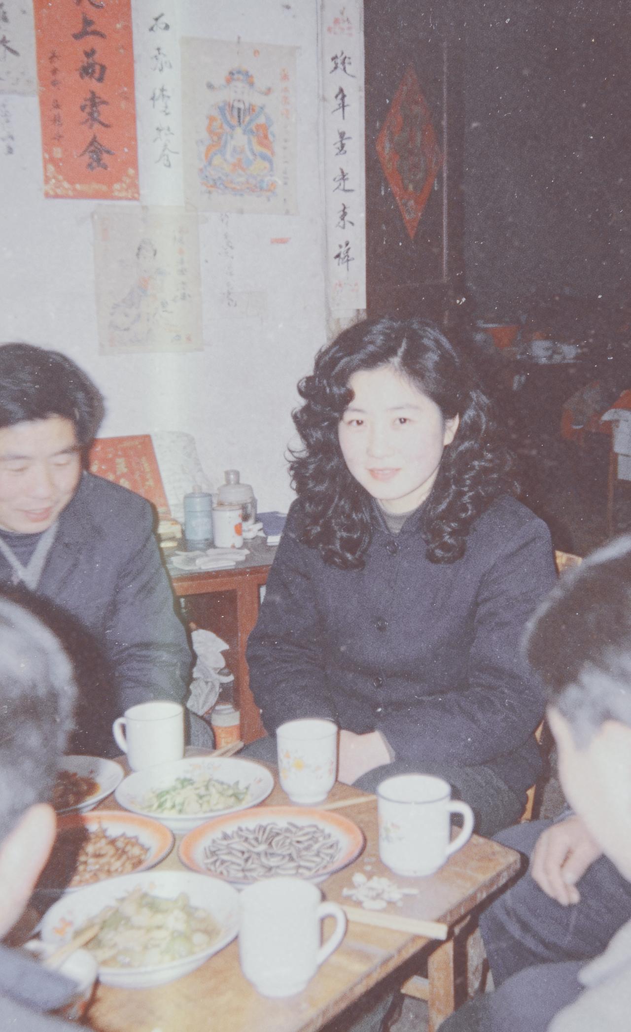 妈妈年轻时的大波浪照片：原来妈妈也曾是时髦少女
翻家里老相册，翻到这张妈妈年轻时