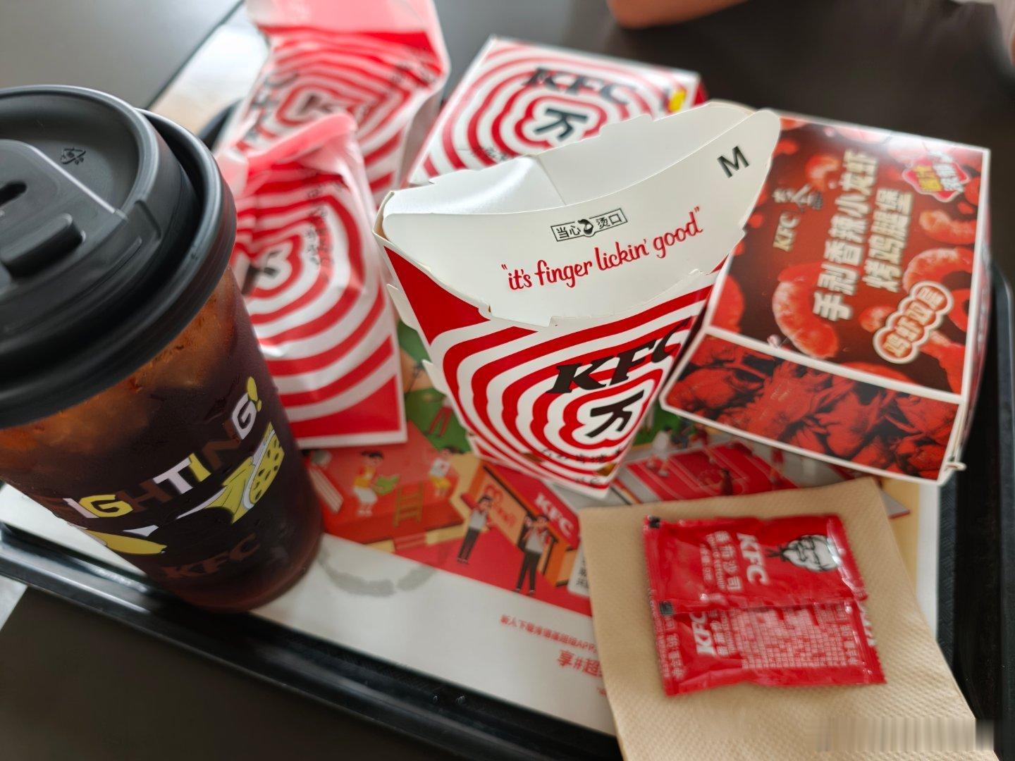 开始吃饭，今天中午又是fast food。小朋友们咋都喜欢吃这个呢？？ 