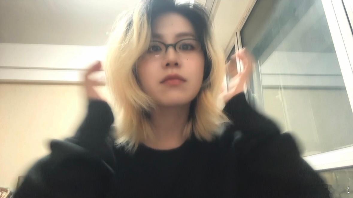 跟着小地瓜学了半小时自拍姿势，自己又尝试拍了半小时，最后只能在录屏里截出三张不丢