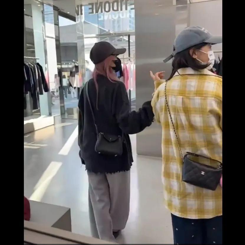 网友成都太古里偶遇白鹿逛商场，这气场就像国外归来的大小姐在巡视自己的产业。 ​​