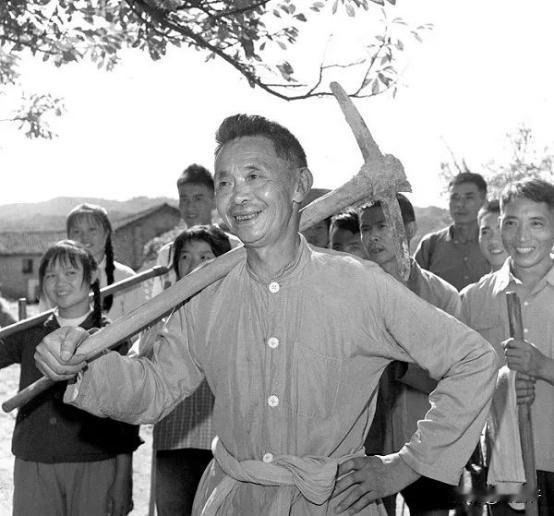 1957年，开国少将甘祖昌态度坚决的向总政治部提出申请：“我脑袋受过伤，不适合当