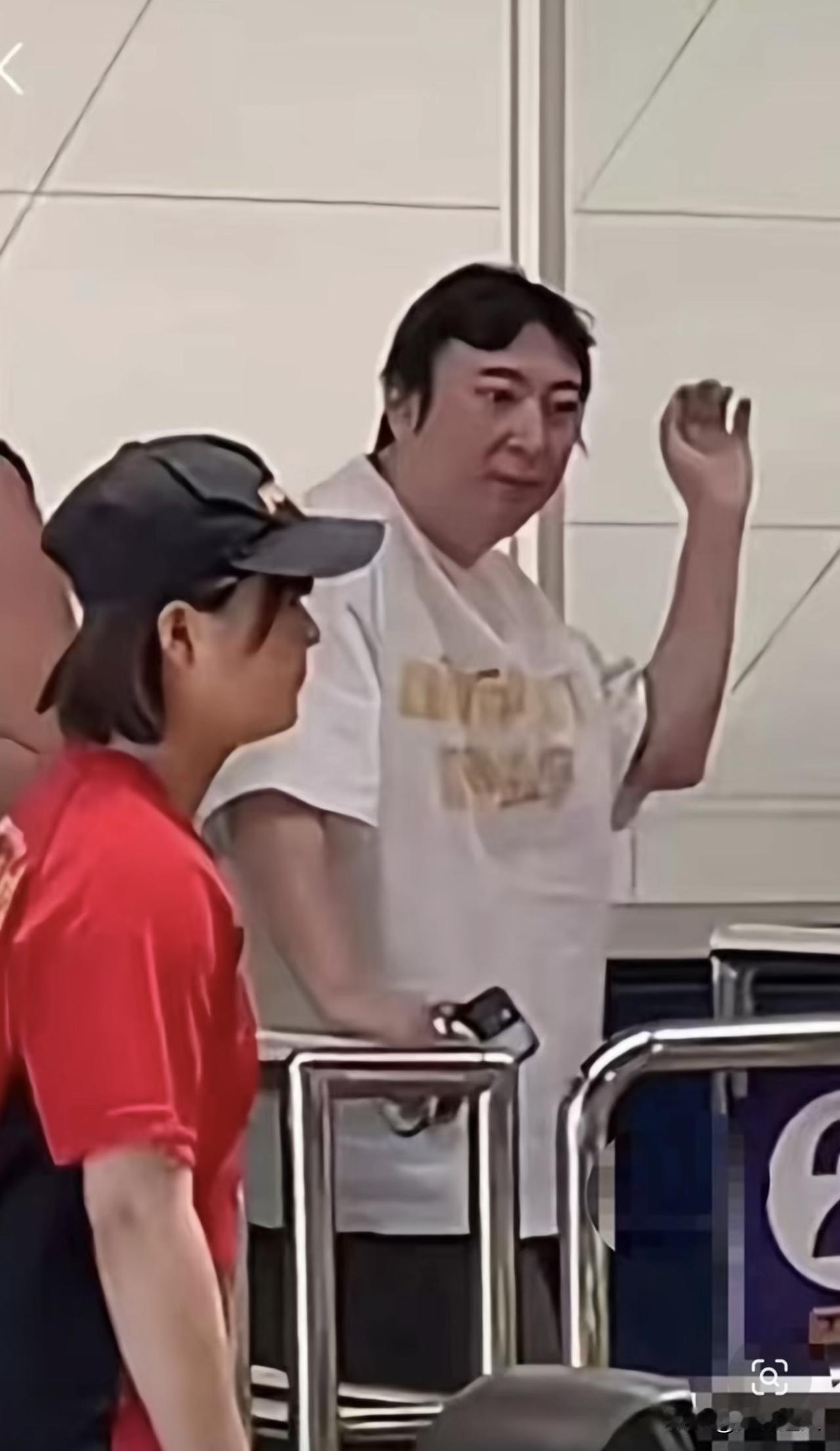 新思维：不帮有钱人体验生活、炒作捞流量

当下，我觉得网络风气愈发跑偏。

你看