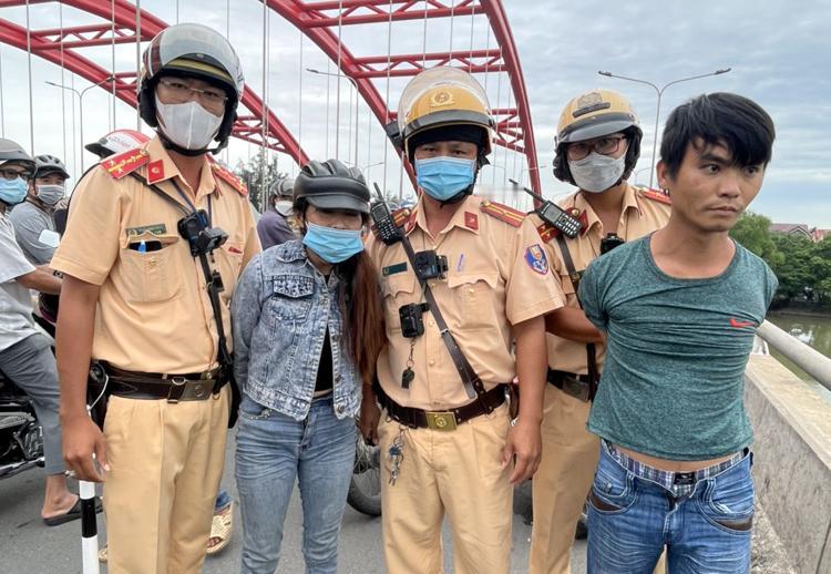 越南胡志明交警抓获的盗窃摩托车夫妻
越南交警也装备执法记录仪，英国产的，造价不便