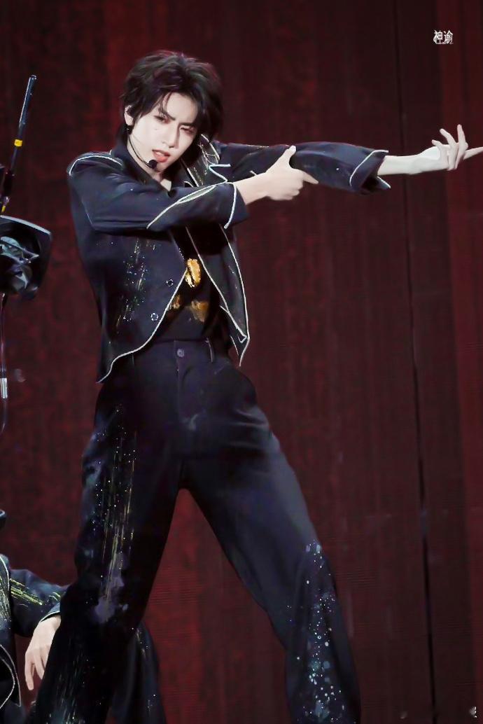 张桂源雨爱的秘密雨幕下的张桂源雨幕下的张桂源，张桂源雨爱的秘密，谁懂一下这个张桂