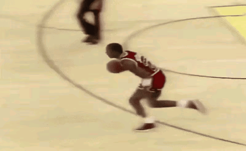 乔丹职业生涯中最被球迷认可的一个扣篮就是镜头一这个“罚球线起跳扣篮”，可是乔丹还